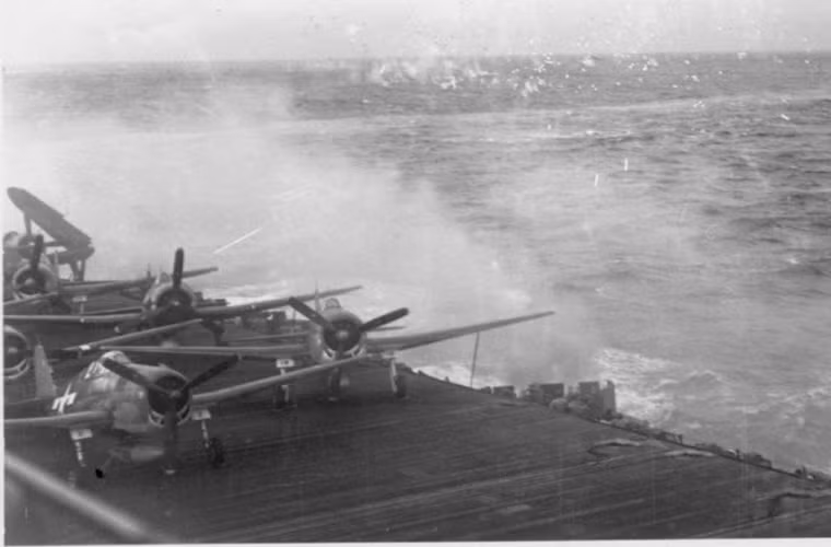 Hình ảnh phi đội máy bay ném bom Grumman F6F-5 Hellcat chuẩn bị cất cánh từ tàu sân bay USS Lexington (CV-16) trong một cuộc tấn vào tháng 11/1944.