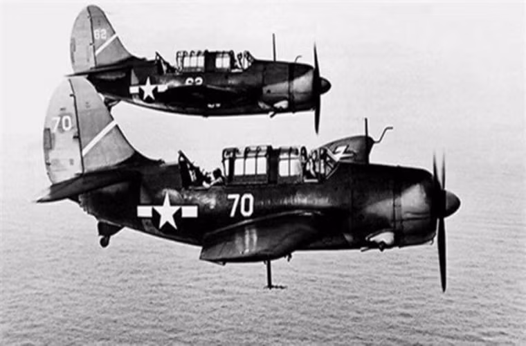 Hai máy bay ném bom Curtiss SB2C Helldiver của Hải quân Mỹ trong hoạt động bay huấn luyện trên Thái Bình Dương vào năm 1943.