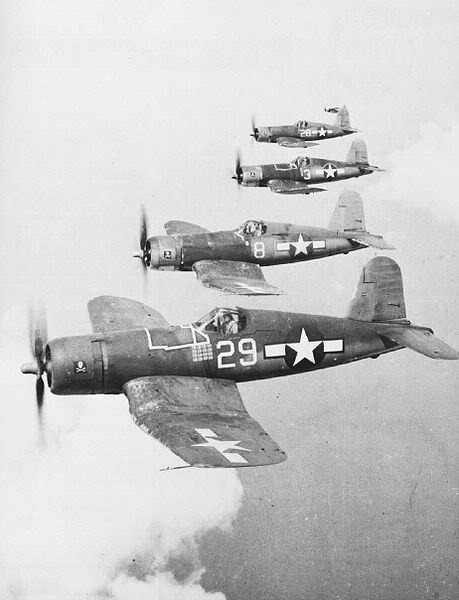 Những chiếc Vought F4U Corsair thuộc phi đội máy bay chiến đấu VF-17 Jolly Rogers của Hải quân Mỹ trong đợt bay tuần tra trên vùng biển phía tây Thái Bình Dương vào năm 1944.