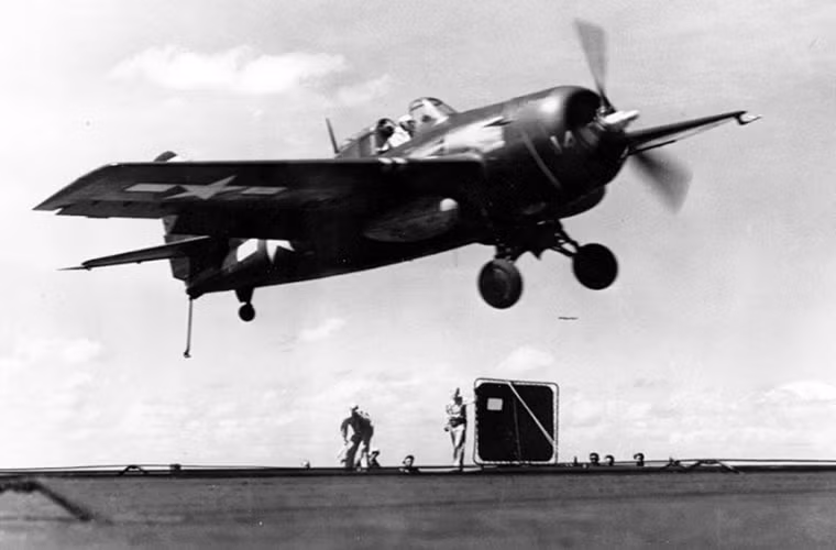 Một chiếc Grumman FM-2 Wildcat cố gắng hạ cánh trên tàu sân bay USS Makin Island (CVE-93) sau nhiều lần thất bại.