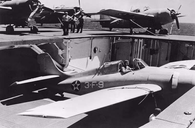 Hình ảnh một chiếc Grumman F4F-3 Wildcats được đưa lên từ khoang chứa máy bay của tàu sân bay USS Saratoga (CV-3) vào tháng 5/1941, cũng vào tháng 12 năm đó chiếc máy bay này bị bắn hạ.