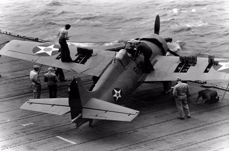 Tiêm kích hạm Grumman F4F-4 "Wildcat" trên tàu sân bay USS Enterprise (CV-6) thuộc Hải quân Mỹ đang được tiếp thêm đạn cho những khẩu súng máy M2 Browning 12.7mm của nó.