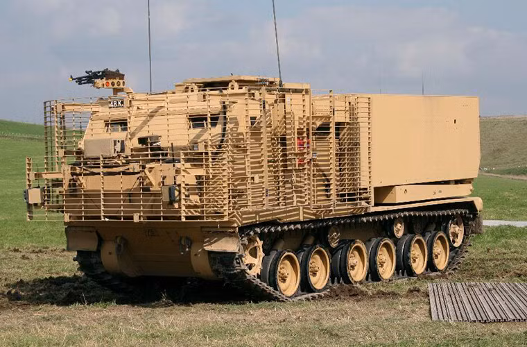 Smasher được đặt trên khung gầm xe chiến đấu bộ binh M2 Bradley tương tự như M270, nó có thể mang theo 12 đạn rocket 227mm. "Smasher" có thể sử dụng nhiều loại đạn rocket khác nhau kể cả đạn chùm với tầm bắn hiệu quả từ 32km đến 120km tùy vào các loại đạn rocket khác nhau.