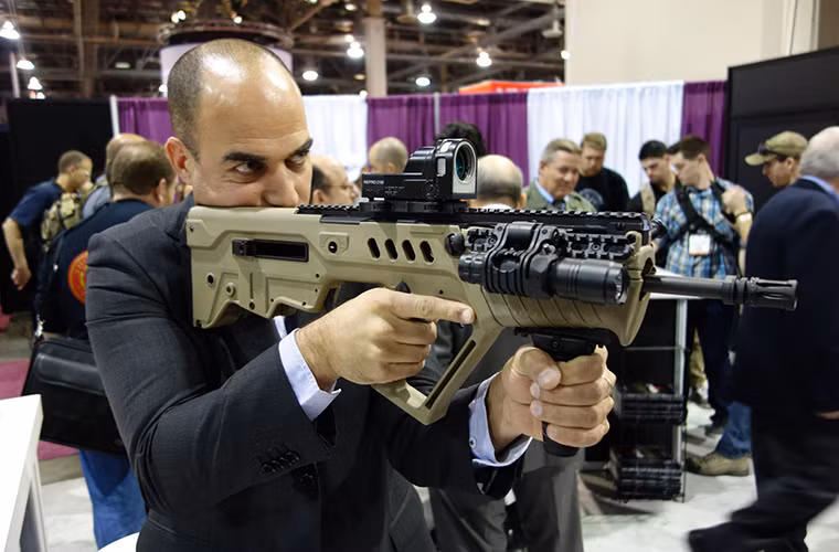 Dù có thiết kế hiện đại nhưng Tavor TAR-21 vẫn sử dụng cơ chế nạp đạn bằng khí nén với hệ thống trích khí dài và bolt xoay, nó sử dụng cỡ đạn tiêu chuẩn 5.56mm của NATO với hộp tiếp đạn 30 viên. Bên cạnh đó trên thân súng của TAR-21 cũng được trang bị các thành rail để lắp thêm các thiết bị hổ trợ tác chiến khác như kính ngắm hay tay cầm.