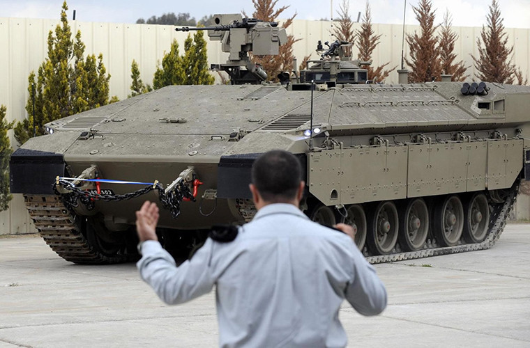 Ở vị trí thứ hai top vũ khí tối tân của Lục quân Israel là dòng xe bọc thép chở quân hạng nặng Namer được phát triển dựa trên nền tảng khung gầm của xe tăng chiến đấu chủ lực Merkava. Nó cũng là dòng xe bọc thép chở quân nặng nhất trên thế giới với trọng lượng lên tới 60 tấn.