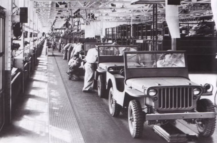 May mắn vẫn mỉn cười với American Bantam - họ nằm trong số các nhà thầu cung cấp mẫu xe jeep tiêu chuẩn đầu tiên cho Quân đội Mỹ. Trong đó American Bantam sản xuất biến thể BRC 40, Willys-Overland là Willys MA và Ford Motor là Ford GP.