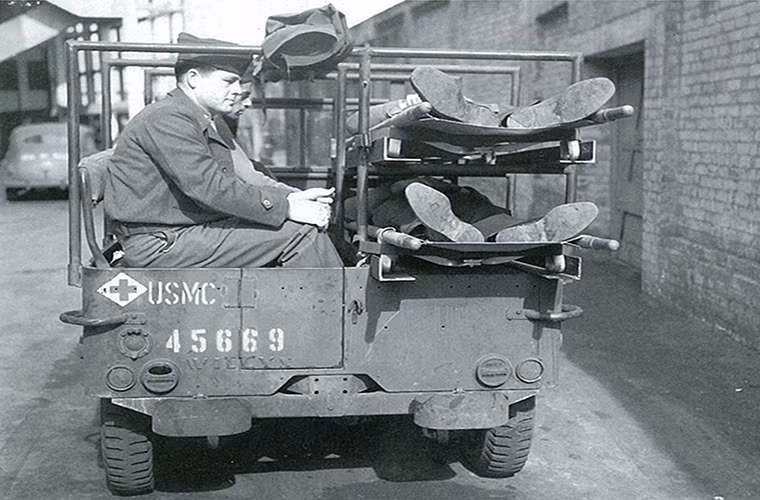 Willys MB cũng có các biến thể dành cho hoạt động cứu thương chiến trường, nó có thể chở theo tối đa hai cáng cùng một quân y, ở một số biến thể con số này lên tới 4 cáng.