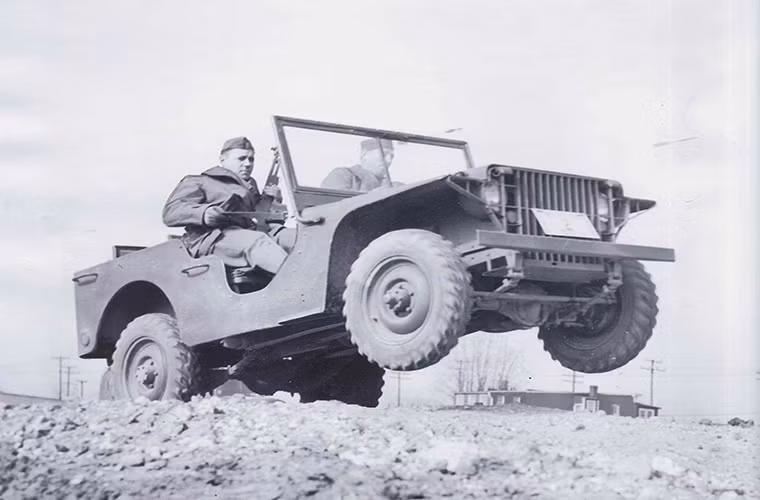Nhờ đó Willys-Overland và Ford Motor dành lại được cơ hội tiếp cận với hợp đồng béo bở này. Tất nhiên cả hai đều sử dụng lại nguyên mẫu "Blitz Buggy" của American Bantam với sự chấp thuận của Quân đội Mỹ. Chỉ vài tuần sau đó các biến thể của "Blitz Buggy" là Willy's Quad và Ford Pygmy xuất hiện.