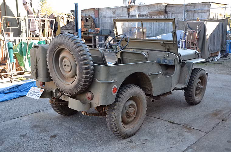 Một trong những hình ảnh đặc trưng khiến ta liên tưởng đến Willys MB chính là lốp xe và bình xăng phụ mà nó mang theo ở phía sau, đây cũng là trang bị tiêu chuẩn của dòng xe jeep này.