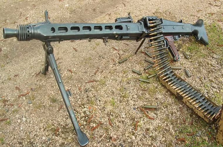 Dù tốc độ bắn của trung liên MG 42 khá cao, vượt trội hơn hẳn các dòng súng máy của phe Đồng minh với tốc độ 1.200 viên/phút, thậm chí lên đến 1.500 viên/phút. Nhưng các binh sĩ Đức luôn được khuyến cáo không được bắn hết một băng đạn trong một lần nhấp cò (khoảng 250 viên) và chỉ được duy trì tốc độ bắn từ 300-350 viên/phút nhằm tránh việc nòng súng nhanh mòn và quá nóng.