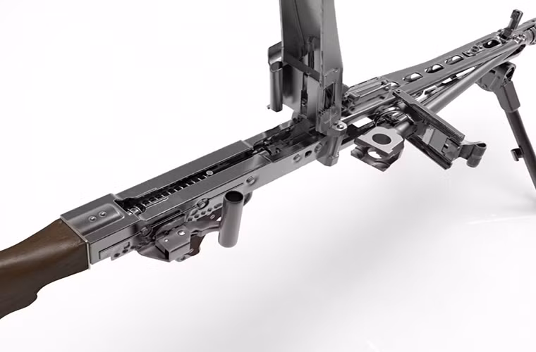 Tất nhiên các nhà thiết kế súng máy MG 42 hiểu rõ điều này, do đó thiết kế đơn giản của súng giúp xạ thụ và người hổ trợ bắn thao tác nhanh hơn trên chiến trường, với cơ cấu thay đạn cũng như thay thế nòng súng được đơn giản hóa hoàn toàn. Tuy nhiên với một số biến thể MG 42 trang bị trên xe bọc thép hay xe tăng thì lại khá phức tạp.