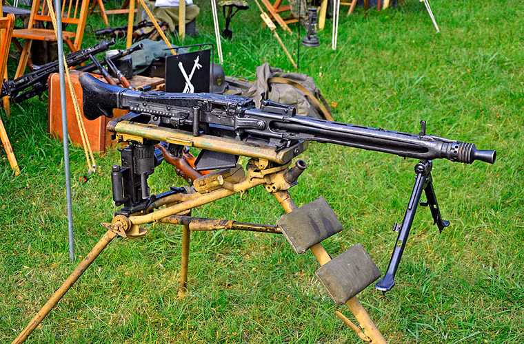 Cách bắn này cũng được áp dụng cho súng máy Vickers K lắp trên các dòng máy bay chiến đấu thế hệ ban đầu. Điều bất lợi của việc áp dụng kiểu bắn này là súng tiêu thụ một lượng đạn rất lớn và nòng nhanh chóng trở nên quá nóng, ảnh hưởng tới việc duy trì tốc độ bắn, thậm chí khả năng bắn của súng.