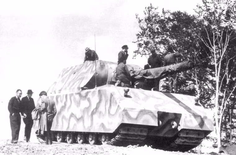 Một mẫu xe tăng hạng nặng khác của Đức lọt top 10 vũ khí Wonders List là Panzer VIII Maus, siêu tăng hạng nặng của Đức có trọng lượng 145 tấn được trang bị một pháo chính 128mm đi kèm với đó là bộ giáp siêu dày của nó. Và để có thể di chuyển được Maus phải sử dụng mẫu động cơ diesel MB 517 V12 có công suất 1.200 mã lực.