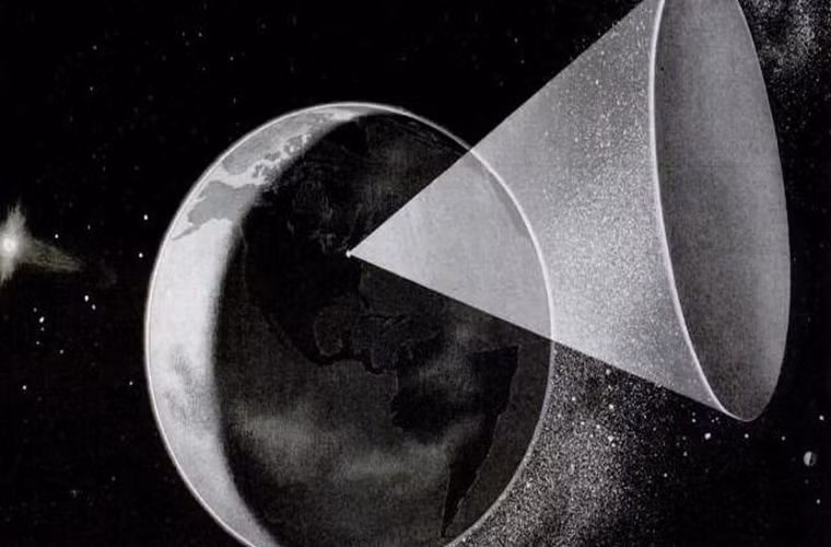 Đứng vị trí số 1 trong bảng xếp hạng top 10 vũ khí đáng sợ nhất của phát xít Đức là siêu vũ khí mặt trời Sun Gun. Nghe có vẻ hoang đường nhưng Hitler từng có kế hoạch xây dựng một vũ khí như vậy để đánh bại phe Đồng Minh. Theo ý tưởng này một tấm gương siêu lớn có đường kính 1,5km sẽ được lắp đặt trên quỹ đạo địa tĩnh của Trái Đất và sử dụng ánh sáng của mặt trời để thiêu rụi các thành phố của đối phương.