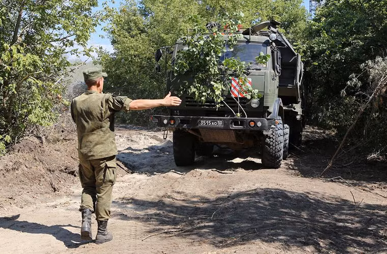 Lá cây rừng có thể ngụy trang bất cứ loại phương tiện cơ giới nào từ xe tăng cho tới xe công binh hạng nặng và nó cũng không tốn thời gian thu hồi giúp tăng tính cơ động khi hành quân.