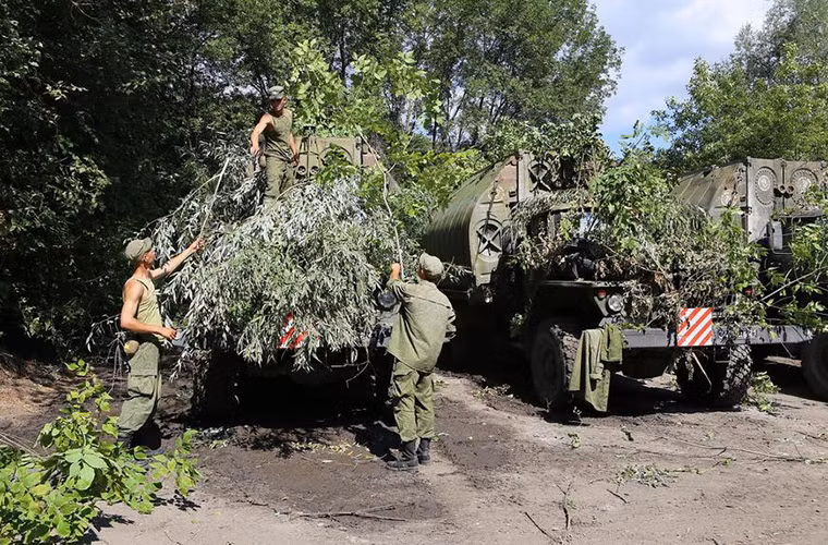 Tuy nhiên quá trình chuẩn bị cho cách ngụy trang này thường mất khá nhiều thời gian và có thời gian sử dụng nhất định nhất là dưới trời nắng nóng khi màu lá cây thay đổi.