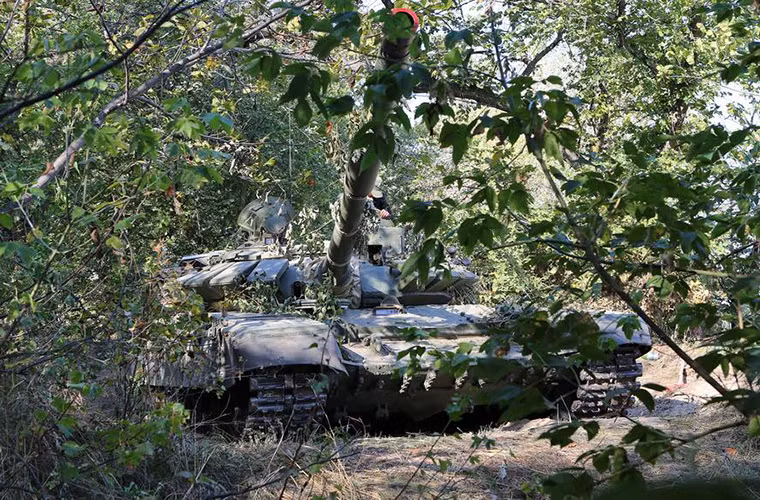 Trong khuôn khổ đợt tập trận mang tên "Kavkaz-2016" diễn ra tại các đơn vị vũ trang thuộc Quân khu phía Nam Nga, các đơn vị bộ binh cơ giới Nga đã sử dụng tới phương thức ngụy trang bằng lá cây thay vì bất kỳ phương tiện ngụy trang hiện đại nào.