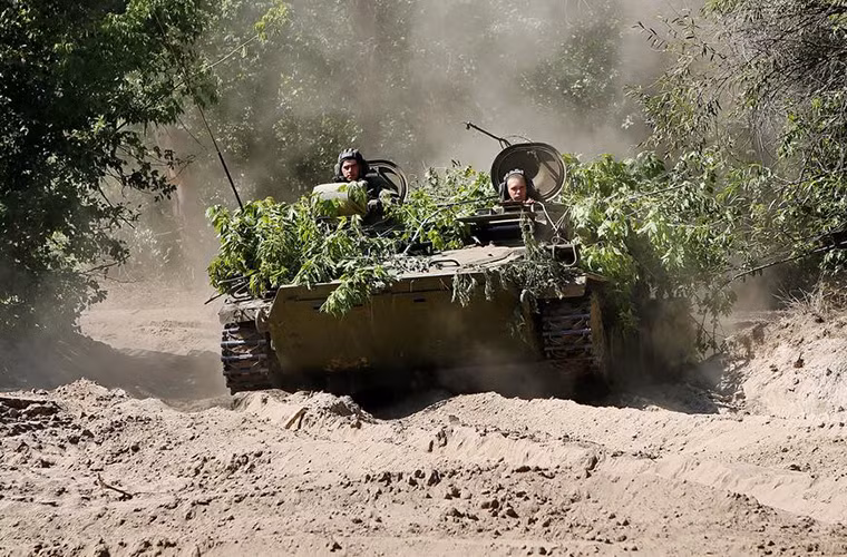 Khi các đơn vị được lệnh triển khai thì lớp ngụy trang nguyên thủy này cũng không cần được tháo bỏ.