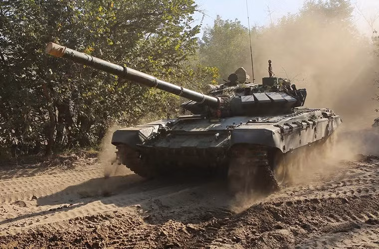 Xe tăng chiến đấu chủ lực T-72B3 sẽ vượt sông với cầu phao PMP do vùng nước nó chuẩn bị vượt qua khá sâu.