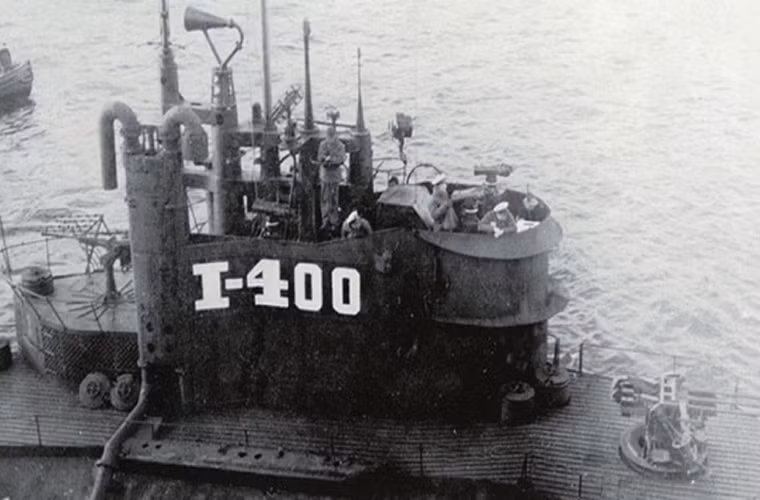 I-400 là một trong số các tàu ngầm Nhật Bản lớn nhất từng được chế tạo trên thế giới trước khi các tàu ngầm tấn công hạt nhân mang tên lửa đạn đạo xuất hiện vào những năm 1960. Đặc biệt, nó còn có thể mang theo cả 3 thủy phi cơ Aichi M6A dành cho nhiệm vụ tấn công trên biển.