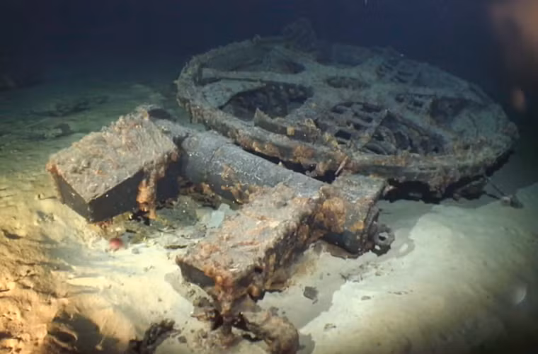 Trong ảnh là cửa khoang chứa máy bay trên I-400 với thiết kế chống thấm nước được làm bằng thép với viền cao su dày tới 140mm. Với chiều dài 31m và rộng 3.5m khoang chứa máy bay này hoàn toàn đủ chỗ cho ba chiếc Aichi M6A được xếp gọn.