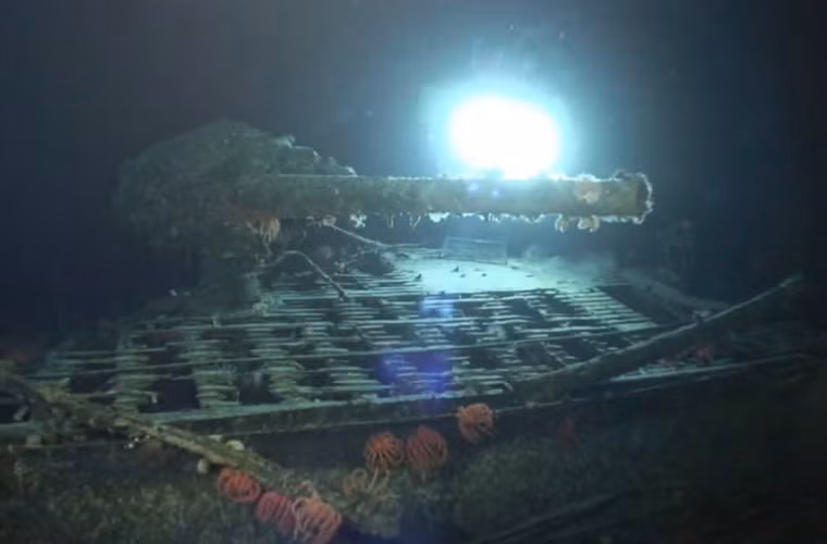 May mắn cho đoàn thám hiểm là pháo chính 140mm trên I-400 vẫn còn khá nguyên vẹn, tuy nhiên hai tháp pháo phòng không 25mm Type 96 được đặt gần tháp điều khiển của I-400 đã bị hư hại hoàn toàn.