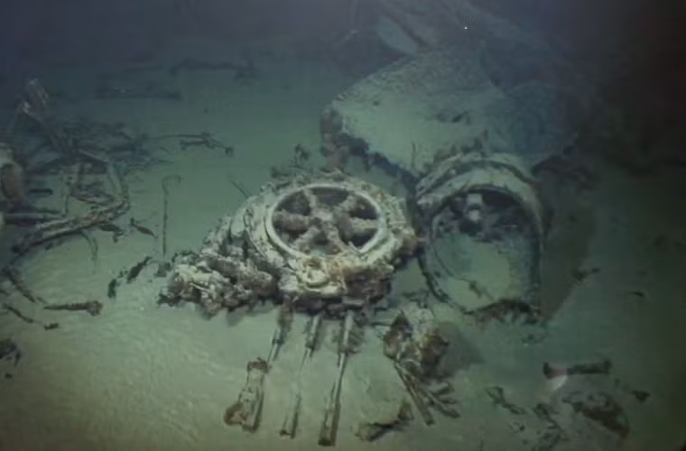 Theo War History Online, vào cuối năm 2013 một thợ lặn đã vô tình phát hiện ra một tàu ngầm đắm ngoài khơi gần bờ biển Hawaii. Tuy nhiên lúc đó vẫn chưa ai biết đó chính là I-400 - mẫu tàu ngầm tấn công lớn nhất từng được sử dụng trong Chiến tranh Thế giới thứ II. Trong ảnh là những gì còn sót lại của tháp điều khiển trên tàu ngầm bí ẩn được phát hiện gần bờ biển Hawaii.