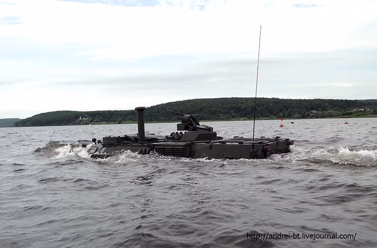  Biến thể BTR-4M của Indonesia trong một thử nghiệm lội nước tại hồ Saltov của Ukraine. Khung gầm cỡ lớn của nó cho phép xe di chuyển ổn định hơn trên mặt nước so với những chiếc BTR-80 của Nga.