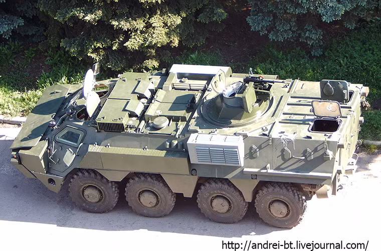 Và những chiếc BTR-4M này sẽ được trang bị động cơ Deutz của Đức với phần khung gầm được sửa đổi để hỗ trợ tốt hơn cho khả năng lội nước. Nhiều khả năng chúng sẽ được trang bị cho lực lượng Lính thủy Đánh bộ Indonesia. Trong ảnh là biến thể BTR-4M với tháp pháo bị loại bỏ hoàn toàn thay vào đó chỉ là súng máy hạng nhẹ 7.62mm.