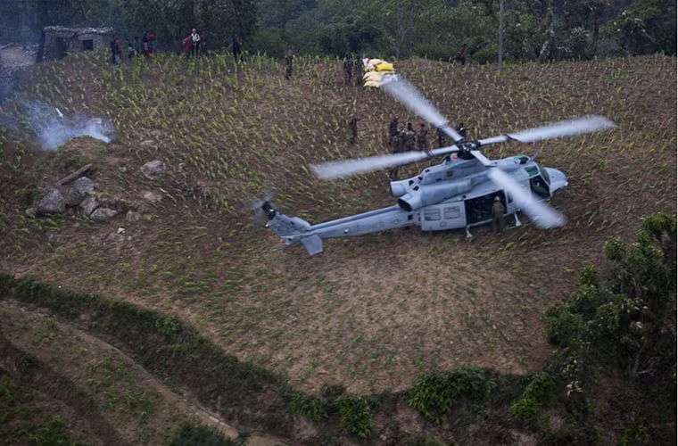 Trong ảnh là trực thăng vận tải UH-1Y Venom của Lính thủy Đánh bộ Mỹ trong hoạt động cứu trợ động đất tại Nepal vào tháng 11 năm ngoái ở hạng mục ảnh hoạt động tác chiến do Trung sĩ Lính thủy đánh bộ Jeffrey D. Anderson chụp.