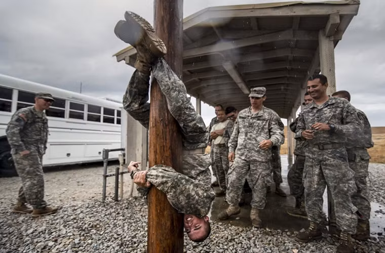 Hình ảnh các binh sĩ công binh Mỹ tại trại huấn luyện San Luis Obispo vào tháng 7/2015 do Thượng sĩ Michel A. Sauret chụp với vị trí thứ 3 hạng mục ảnh đặc tả.