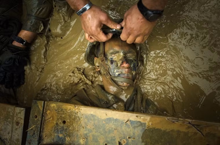 Hạng mục ảnh huấn luyện tác chiến còn có bức ảnh ghi lại khoảng khắc một lính thủy đánh bộ Mỹ ngâm mình dưới bãi bùn trong đợt huấn luyện tại Trung tâm Đào tạo Tác chiến Jungle ở Okinawa, Nhật Bản do Matthew Callahan chụp.