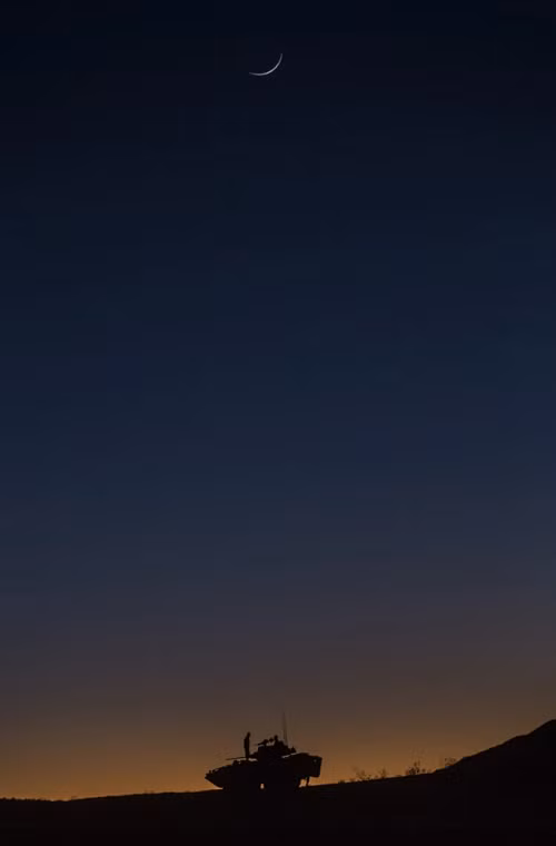 Ở hạng mục tranh ảnh thuộc về bức ảnh một chiếc xe bọc thép hạng nhẹ của Sư đoàn Lính thủy Đánh bộ số 1 dưới ánh hoàng hôn tại trung tâm huấn luyện Fort Irwin do Hạ sĩ Matthew Howe chụp vào cuối năm 2015.