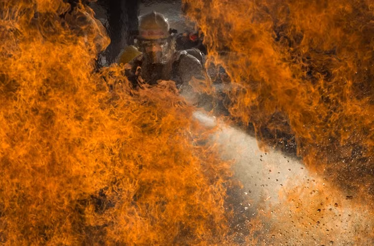 Diễn tập phòng cháy chữa cháy tại đơn vị huấn luyện không quân 312 thuộc Không quân Mỹ trong hạng mục báo ảnh.