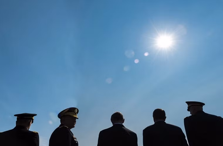 Vị trí thứ 3 ở hạng mục ảnh tin tức là bức ảnh ghi lại bộ tham mưu quyền lực của Quân đội Mỹ gồm Tham mưu trưởng Quân đội Mỹ Tướng Raymond T. Odierno, Bộ trưởng Quốc phòng Ashton B. Carter, Bộ trưởng Lục quân Mỹ John M. McHugh, Tổng tham mưu trưởng Liên quân Tướng Martin E. Dempsey và Tướng Mark A. Milley do Trung sĩ Sean K. Harp chụp tại Fort Myer.