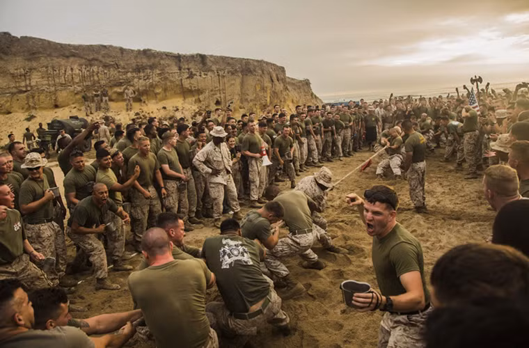 Lính thủy Đánh bộ Mỹ trong buổi thi kéo co tại Trại Pendleton trong hạng mục ảnh đặc tả do Chuẩn hạ sĩ Ryan P. Kierkegaard chụp vào tháng 2/2015.