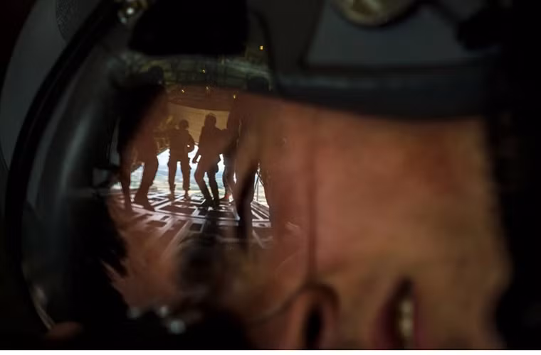 Khoảng khắc một tốp lính dù Mỹ chuẩn bị nhảy ra khỏi chiếc C-130 trong một đợt huấn luyện đổ bộ đường không tại căn cứ không quân Ramstein tại Đức vào tháng 7/2015 trong hạng mục ảnh huấn luyện tác chiến.