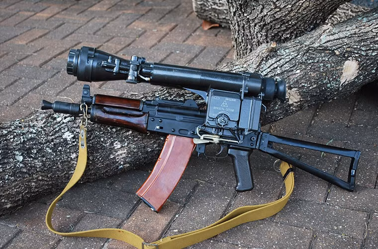 Giống như nhiều dòng súng bộ binh Liên Xô cùng thời AKS-74U không được tích hợp thanh rail cho phép gắn thêm các kính ngắm hay thiết bị phụ trợ và thay vào đó là sử dụng các loại kính ngắm với đai sắt được gắn cố định trên thân súng.