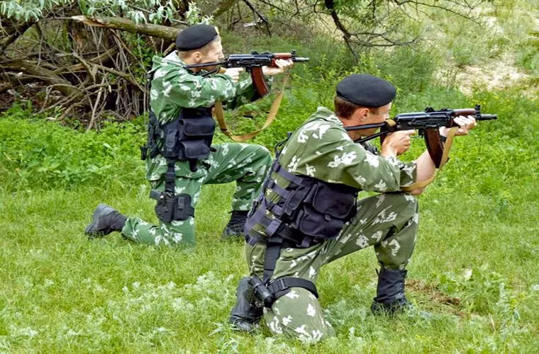 Tiểu liên AKS-74U được sử dụng chủ yếu trong lực lượng đặc biệt, đổ bộ không quân, các đơn vị hậu cần, lực lượng tăng thiết giáp, không quân và cả hải quân Liên Xô, bên cạnh đó nó cũng được trang bị hạn chế cho lực lượng an ninh Liên Xô.