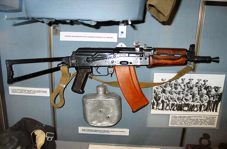 Đến năm 1977 sau khi đánh giá một loạt nguyên mẫu tiểu liên khác nhau Quân đội Liên Xô đã quyết định lựa chọn biến thể rút ngắn của Ak-74, khi nó có độ tin cậy cao và đồng thời có chi phí sản xuất thấp hơn các đối thủ cạnh tranh của mình. Đến tháng 3/1977, biến thể rút ngắn này của Ak-74 được thử nghiệm trên diện rộng và chính thức được đưa vào trang bị từ năm 1979 với cái tên AKS-74U.