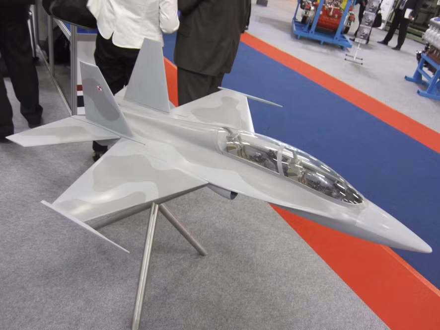 Ukraine muon cung Ba Lan phat trien may bay huan luyen