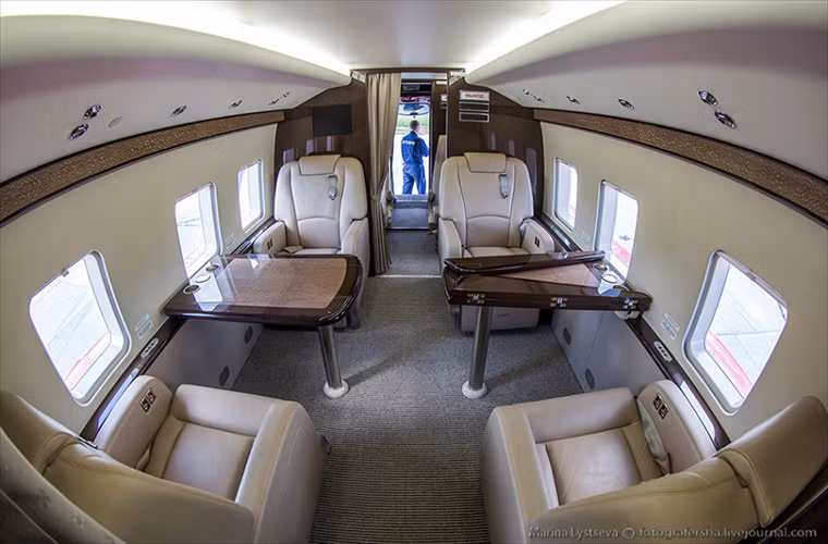 Đi thẳng vào bên trong là khoang hành khách với 4 chỗ ngồi cho khách VIP và phi hành đoàn.