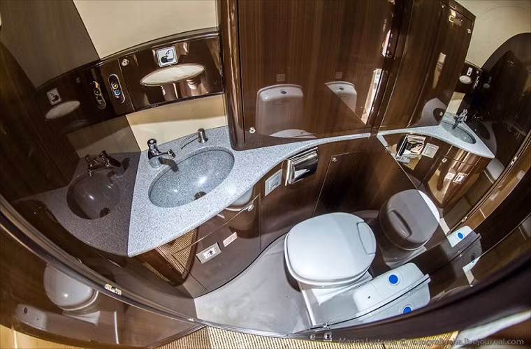 Thậm chí nó còn có cả một nhà vệ sinh với bố trí khá hợp lý.