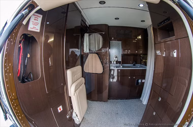 Khi bước vào bên trong trực thăng vận tải Mi-172, ta có cảm giác như đang vào bên trong chuyên cơ dành cho một nguyên thủ quốc gia nào đó với thiết kế nội thất sang trọng.