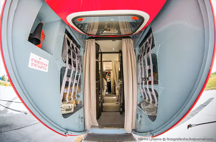 Cận cảnh lối vào từ sau đuôi chiếc trực thăng.