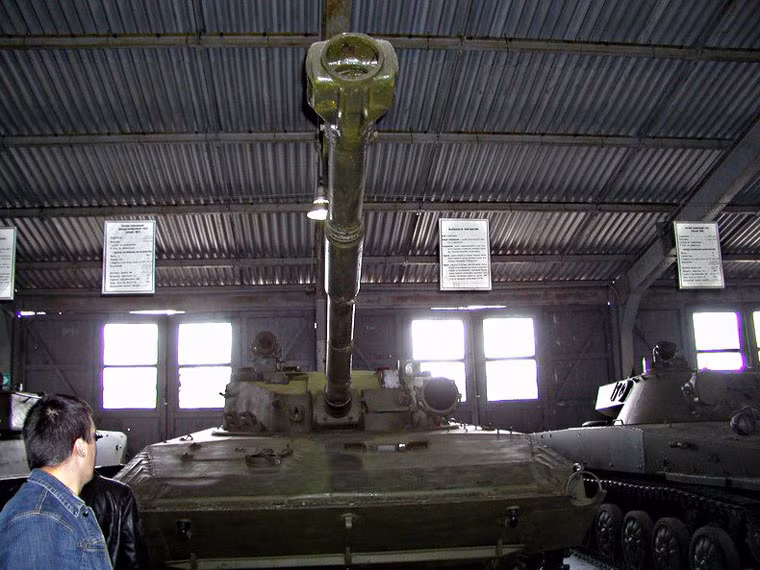 Theo Russian Military Review, xe tăng hạng nhẹ 685 được trang bị pháo chính 2A48-1 100 mm, có tầm bắn tối đa 15 km, phạm vi hiệu quả khoảng 6 km. Pháo được chế tạo nhẹ hơn và chắc hơn để phù hợp với hoạt động nhảy dù. Pháo được trang bị hệ thống nạp đạn tự động với cơ số đạn mang theo 40 quả.