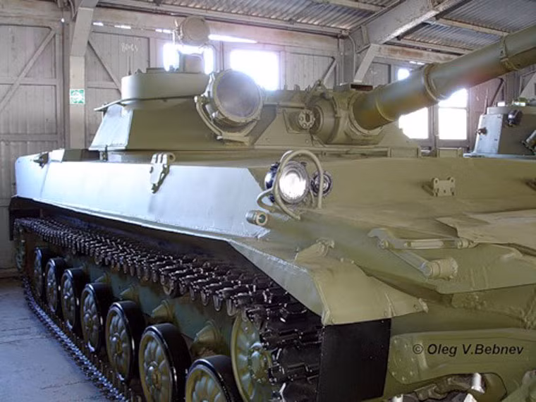 Những năm 1970, quân đội Liên Xô yêu cầu một mẫu xe tăng hạng nhẹ với các tiêu chuẩn kỹ thuật như sau: Khối lượng chiến đấu không quá 15 tấn, pháo chính cỡ nòng 100 mm với khả năng phóng tên lửa chống tăng qua nòng, súng máy hạng nặng 12,7 mm để phòng không và bắn các mục tiêu mặt đất khác.