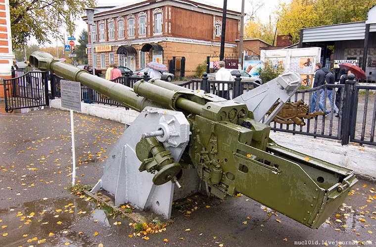 Có một điều khá thú vị là từ D-20 Quân đội Liên Xô tiếp tục phát triển ra một mẫu pháo khác là pháo tự hành 2S3 Akatsiya với cỡ nòng tương đương và được đặt trên khung gầm bánh xích GM-123. Thiết kế này giúp tăng tính cơ động của D-20 lên gấp nhiều lần cũng như giúp giảm kíp pháo thủ từ 8 xuống còn 4 binh sĩ.