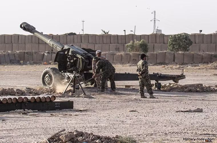 Cũng như D-74, khung pháo của D-20 có hai càng cố định với 2 bánh lốp chính và hai bánh phụ ở cuối càng pháo cho phép pháo thủ di chuyển càng pháo dễ dàng hơn, bên cạnh đó là tấm chắn bảo vệ cho pháo thủ. Một điểm chung nữa giữa D-20 và D-74 là chúng đều được trang bị cụm hai ống thủy lực giảm giật được đặt ngay phía cuối nòng pháo, nòng pháo của chúng cũng có thể hạ xuống hoặc nâng lên từ -5° đến 45°.