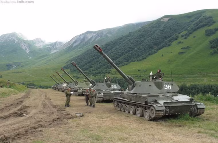 Tất nhiên 2S3 cũng có trong trang bị của Quân đội Việt Nam và là một trong những mẫu pháo tự hành hiện đại nhất của binh chủng pháo binh, nó có tầm bắn tương tự như D-20.